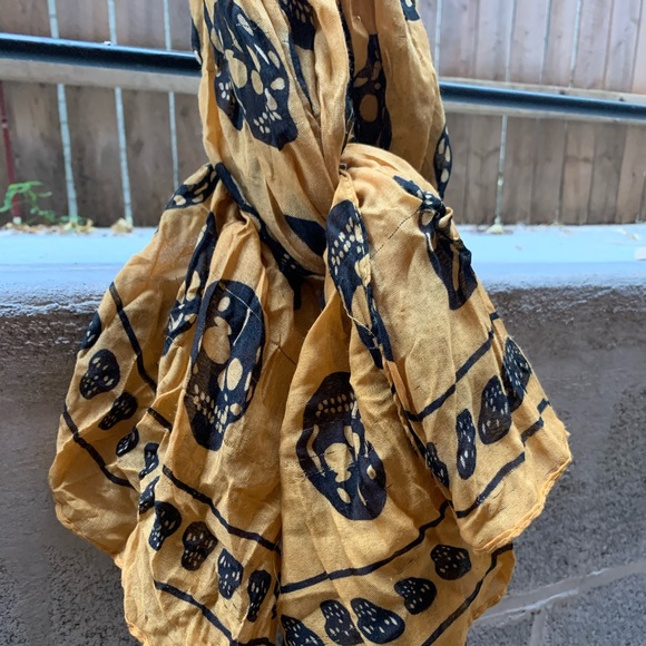 Skull Scarf - Picture 3 of 4